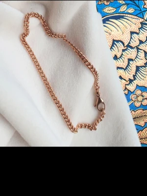 Kedjearmband i roséguld äkta 9k stämplat vikt: 4,5g - Snyggt armband i roséguld med klassisk kedjedesign. Armbandet har en enkel karbinhake som lås och passar perfekt för dig som gillar stilrena accessoarer. Metallisk finish och smal form gör det lätt att matcha med andra smycken. Vikt: 4,5, längd: 19cm