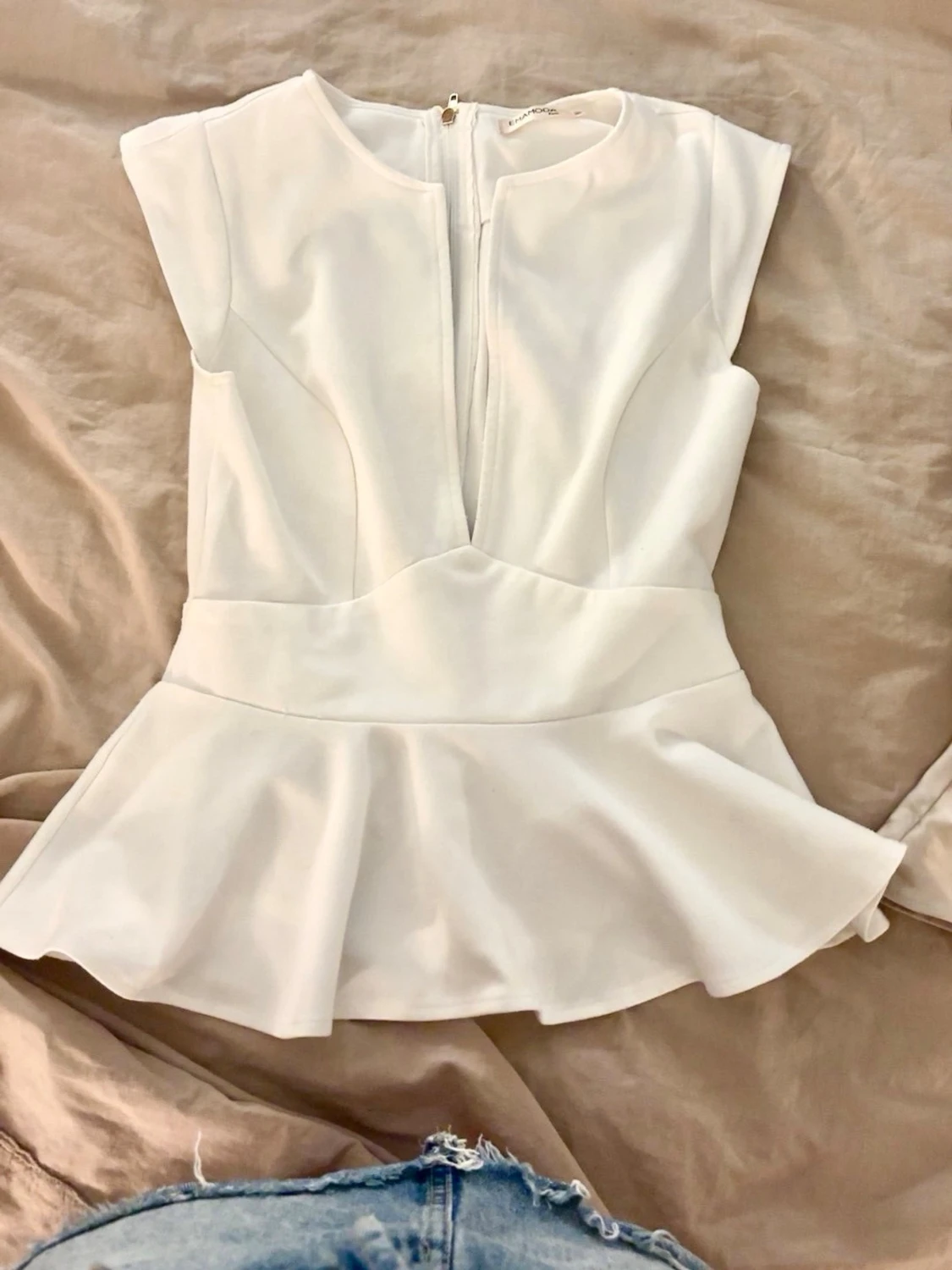 Vit peplum topp med v-ringning - 1