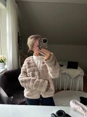  fluffig pälsjacka - Beige fluffig pälskjacka från Gina i bra skicka! Fin till hösten🥰