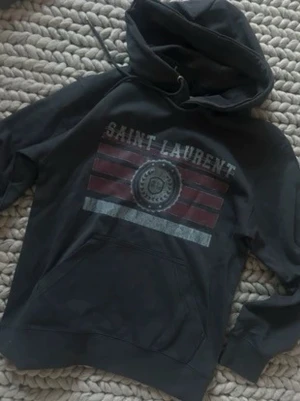 Saint Laurent hoodie - Skön hoodie ifrån saint laurent, perfekt för hösten riktigt fräsch. Topp skick. (Köpt i Kina)