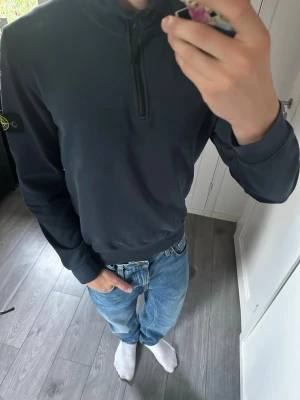 Mörkblå stone Island tröja - Säljer en mörkblå Stone Island Half zip i 8,5/10 Skick. Den är i storlek 170cm från Stone Island Junior.  Men den sitter som en S. Modellen är 180cm och mått och annat finns på bild.  Vid köp så kommer den med en Stone Island påse, och extra knappar.  Pris ej hugget i sten