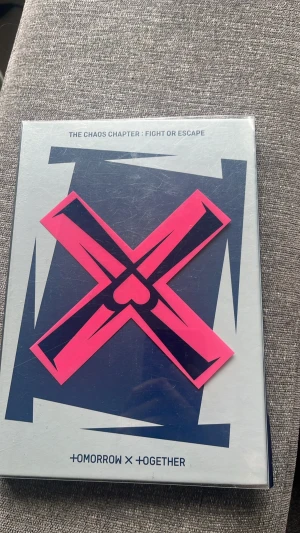 TXT The Chaos Chapter album - Säljer ett album från Tomorrow X Together, 'The Chaos Chapter: Fight or Escape'. Perfekt för dig som samlar på K-pop eller gillar TXT. Man får allt på sista sidan, skriv om frågor ❤️