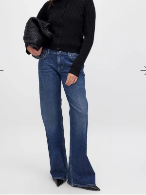 Blå low waist jeans NA-KD - Låg midjas jeans från NA- KD i färgen ”mörkblå”. Storlek 32💓 Helt nya med lappar kvar!! Nypris 699kr