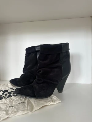 Isabel Marant Luliana boots i svart mocka med klack - Snygga svarta Isabel Marant Luliana boots i mocka. Stilren modell med den klassiska Isabel Marant-siluetten. Fint skick och saljs tillsammans med original dust bag. Tveka inte att skriva vid frågor eller fler bilder! Pris kan diskuteras🫶🫶