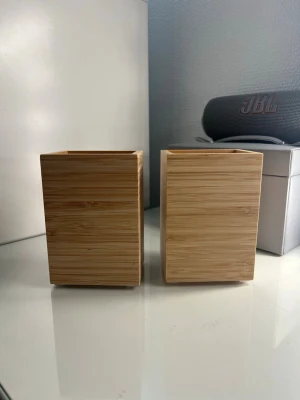 Små förvaring - Små förvaring, dock inget på undersidan. Säljs endast i par ej separata.   Bredd: 9 cm Höjd: 7 cm Längd: 12 cm Vikt: 0.17 kg