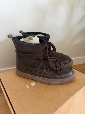 Helt nya inukii boots - Endast provade inomhus. Nya i orginalförpackning.