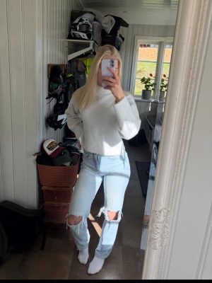 Ljusblå ripped straight leg jeans - Säljer dessa supersnygga jeans då dem ej kommer till andvändning. Perfekta för en avslappnad och trendig look. Materialet är denim i bomull. 🤍
