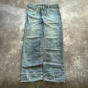 Herr Diesel Buster vintagejeans i ljusblått, storlek W33 L32 - Ljusblå Diesel Buster-vintagejeans för herr i storlek W33 L32.  Mått 📏 Midja: 45 cm Benslut: 18 cm Lår: 31 cm Totallängd: 103 cm Måtten hittas även på bilderna  Paketet postas inom ett dygn Spara på priset och frakten genom att sätta ihop ett paket Mer information finns på min profil