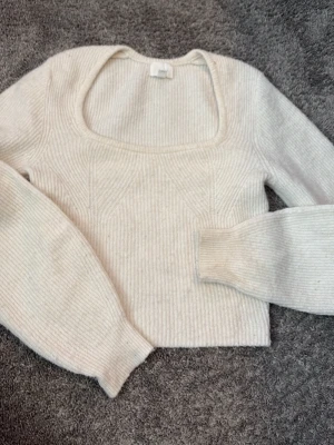 Stickad tröja - Köparen står för frakt. Säljer en fin stickad tröja från H&M med ränder. Enkel och mysig modell som passar perfekt till det mesta! 🤍✨ ✨ Märke: H&M ✨ Färg: Vit med ränder ✨ Storlek: XS ✨ Material: Stickad ✨ Skick: Fint använt skick Hör gärna av dig om du har frågor eller vill ha fler bilder! 💕