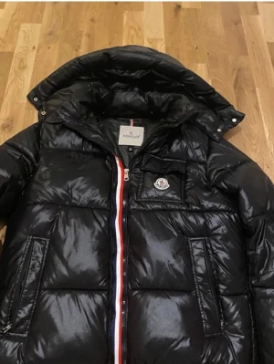 M0ncler jacka svart - En M0ncler jacka i jätte bra skick, sälja pga e sugen på en ny vinter jacka.