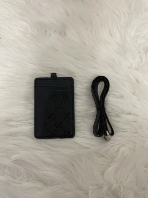 Korthållare i svart med band  - Säljer en helt nytt korthållare i svart med band, passar med allt och är bra om man har mobilförbud i skolan 