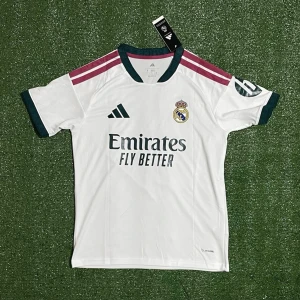 Real Madrid Tröja - Säljer denna riktigt snygga tröjan för bra pris. Skriv till vid frågor!