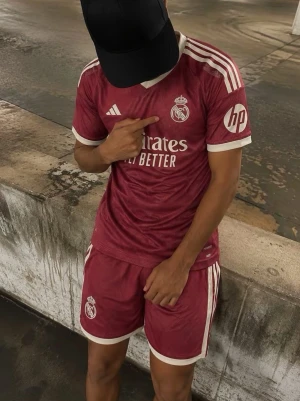 Real Madrid borta set - Real Madrid borta set i storlek S och M. Helt ny med tagg