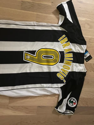 Juventus Ibrahimovic matchtröja - Zlatan Ibrahimovic Juventus Retro Vintage Fotbollströja