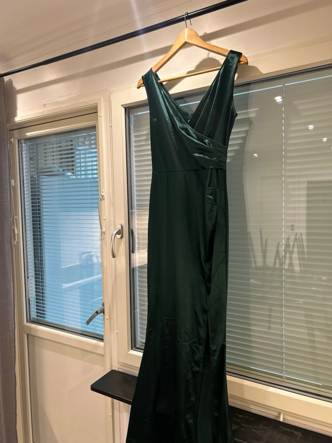 Mörkgrön lång klänning med v-ringning - 1