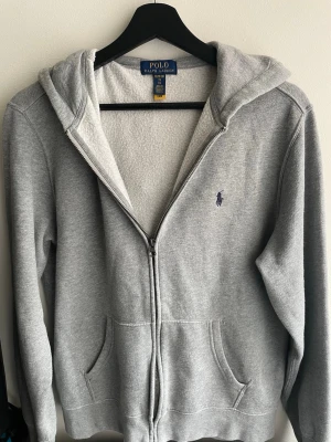 Ralph Lauren Zip hoodie - Säljer en Ralph Lauren hoodie som passar perfekt för dig som är mellan 165-170🚨Hoodien är som ny och det finns inga fläckar eller liknande🚨 