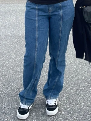 Blå raka jeans med sömdetaljer - Säljer ett par blå jeans med raka ben och markerade sömmar framtill. Jeansen har en klassisk femficksmodell och normal midja. Perfekta för en avslappnad och trendig look. Kan skicka flera bilder vid intresse💕💕💕