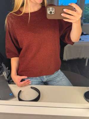 Röd stickad  - Röd stickad tröja men kortare ärmar, endast använd 2 gånger❣️Skriv vid fler frågor eller bilder!❣️
