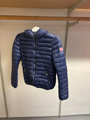 Colmar jacka  - Hej! Säljer nu min jacka från märket Colmar, storlek Kids L, bra skick, hör av dig om du har frågor eller funderingar kring jackan :) 