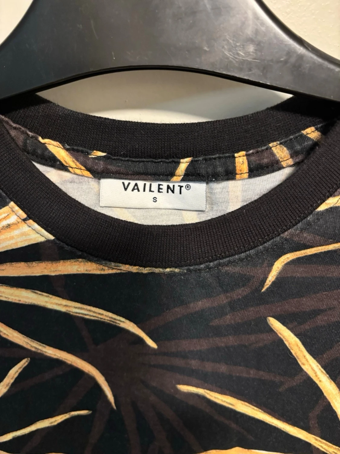 Svart t-shirt med gult palmtryck Vaillent - 1