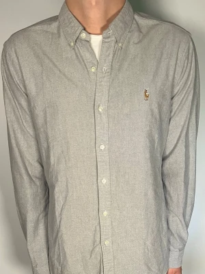 Ralph Lauren skjorta  - Säljer en riktigt snygg och trendig Ralph Lauren skjorta i fint skick, storlek L, vid frågor är det bara att skriva //Gramenti
