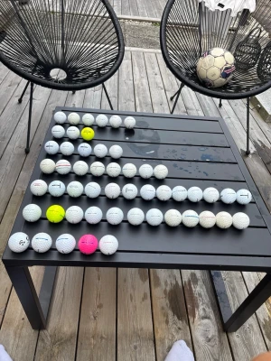 Stort parti golfbollar i olika färger - Hej! Har en massa golf bollar hemma som är ute till försäljning! Har allt från pro v1, tp5, chrome soft mm Detta är verkligen inte alla utan bara en annons för att se intresse!  Hör av er om ni vill köpa golf bollar av mig, alltid bra pris. Har en massa färgade och coola bollar i lager 