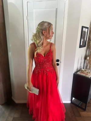 Balklänning  - Säljer min fina balklänning💕 den är bara använd en gång och är i superbra skick. Stl 34 men sitter som 36 gör vanligtvis. Passar storlek s. Nypris ca 1900kr🥰 Hör av för fler bilder
