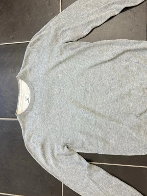 Tröja - Säljer en basic grå tröja med okänt märke. Säljer den pga att den är för kort för mig, skulle säga att den passar S/XS.
