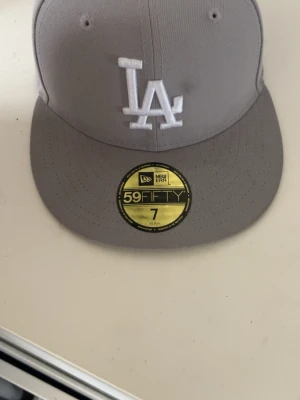 Grå LA New Era 59FIFTY keps - Priset går att diskuteras och storlek är 60