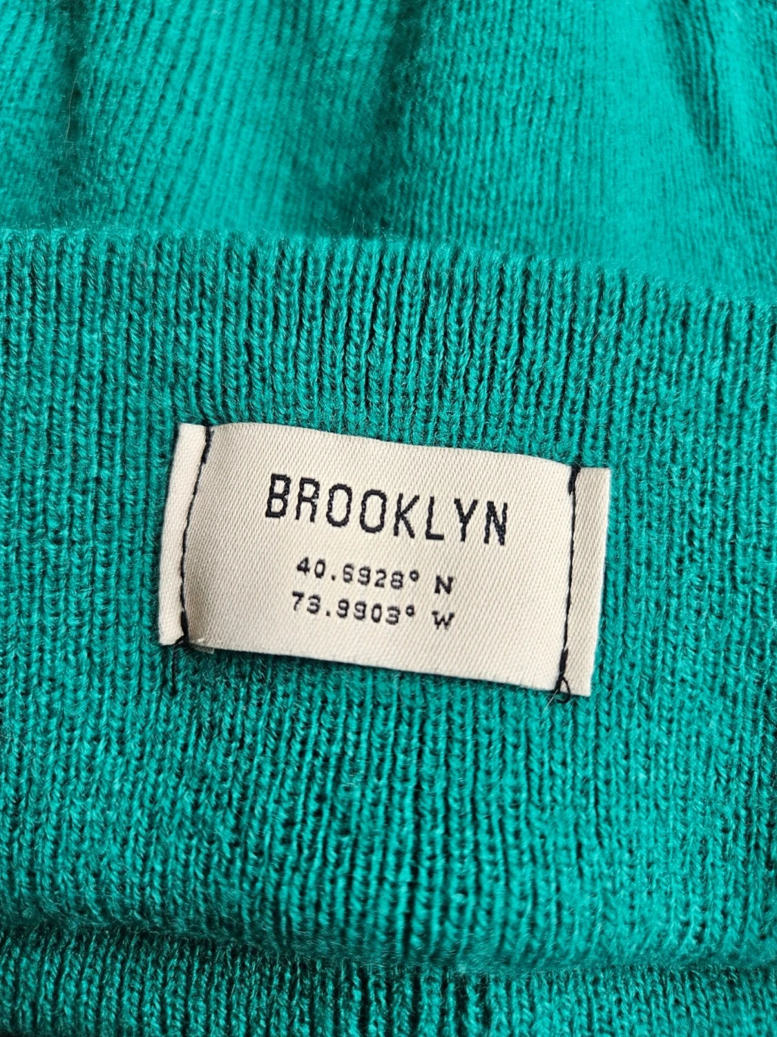Grön mössa med Brooklyn-etikett Gina Tricot - 1