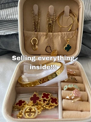 Smyckeset - Säljer ett set med guldiga smycken, Säljer ALLT i detta smyckesskrin för 450kr!!! (Säljer inte smyckesskrinet, bara smyckena i det)