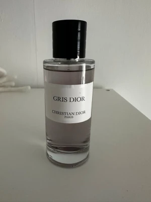 Gris Dior Christian Dior - Exklusiv parfymflaska Gris Dior från Christian Dior. Säljes för jag vill bli av med den och använder den inte. Kontakta mig om du har frågor. 