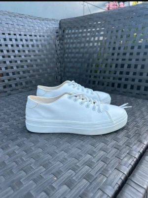 Vita sneakers - Fina skor i mycket bra skick, endast använda en gång. Har tvättat skorna men det finns fortfarande tecken på användning, både på skon och skosnörena. Det jag inte fick bort går förhoppningsvis bort med någon annan rengöring. Jag fick bort större delen med yes men har tyvärr ingen annan rengöring för skor hemma😊  Storlek 37. För referens har jag vanligtvis storlek 36 i skor och de passar bra på mig.