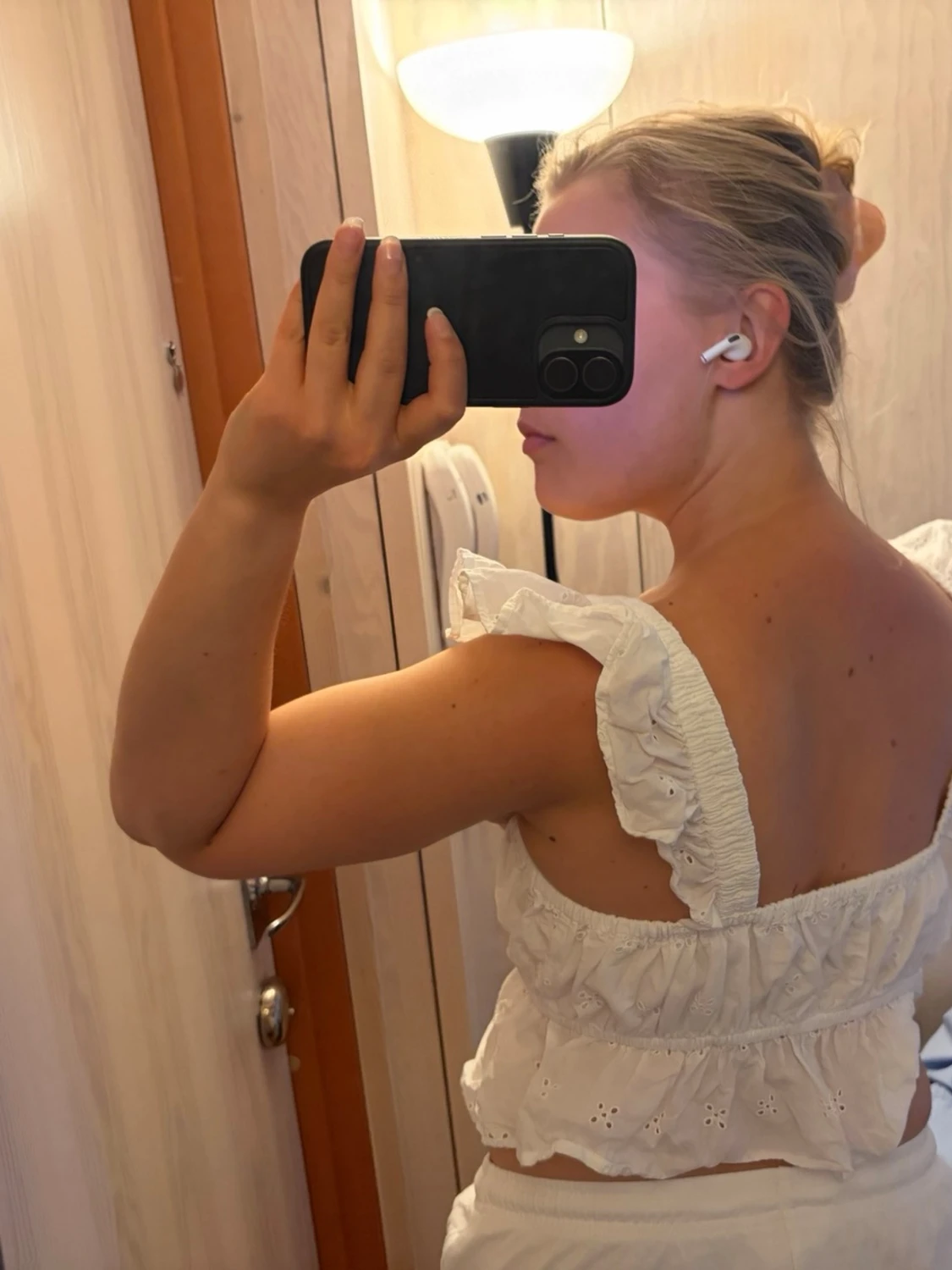 Vit broderad blus med volangärmar - 2