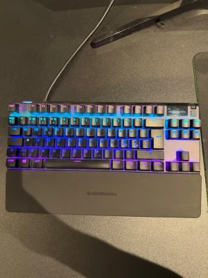 Apex Pro Tkl (2020)  - Säljer ett Apex Pro Tkl tagentbord (2020). Tagentbordet är i mycket bra skick. Finns att köpa Logitech g PRO x superlight.  