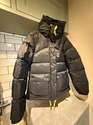 Fjällräven Expedition Down Lite S Dam - Underbar jacka ifrån Fjällräven man bara måste ha i Vinter!! Endast använd en säsong. Och HELT UTAN massa GRISIGA sminkfläckar på insidan av kragen!!!