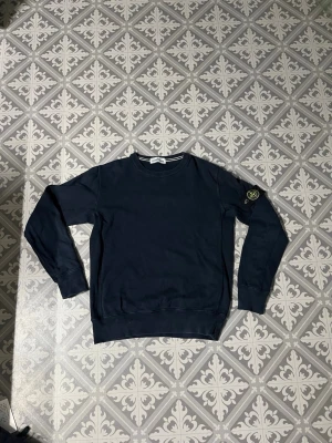 Mörkblå sweatshirt från Stone Island - Mörkblå sweatshirt från Stone Island. Skit snygg till hösten som kommer💪