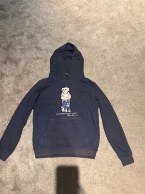 Polo Ralph Lauren hoodie  - Ralph Lauren hoodie i mycket bra skick. Storlek M men sitter bättre som S. Skulle rekommendera storleken till folk i S. Använt ett tag men inga tecken på slitage så i princip nytt skick. Priset kan förhandlas vid snabb affär