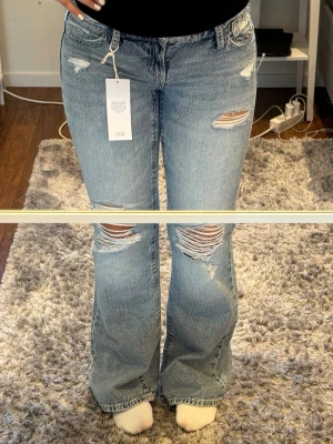 Ljusblå slitna bootcut jeans - Ljusblå lowwaisted jeans. Fick i födelsedagspresent i storlek S, passar ej och han ej returnera därav sälja här.Nypris = 450kr