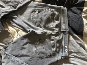 Dondup i grå - Snygga gråa jeans från Donup! Original pris på 2499kr och köpta i Italien. Säljer eftersom att de inte passsar mig. Det är s34 George  skinnyfit. Om man inte gillar skinny fit och vill ha en mer slim fit passform så rekommenderar jag för folks om brukar ha s32! 😄😄 pris är inte helt 💯 fast spikat! 
