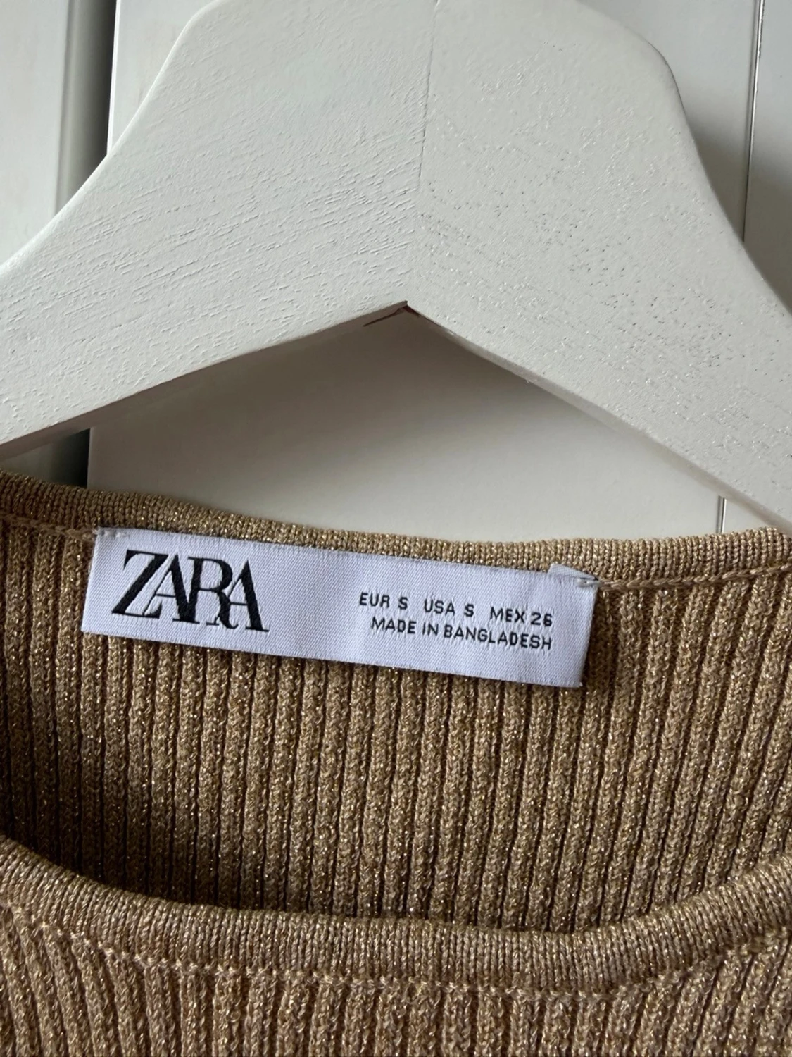 Guldig ribbad linnetopp från Zara - 1
