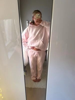 Ljusrosa mjukisset med hoodie - Mjuks det från Gina, hoodie M byxor S❣️
