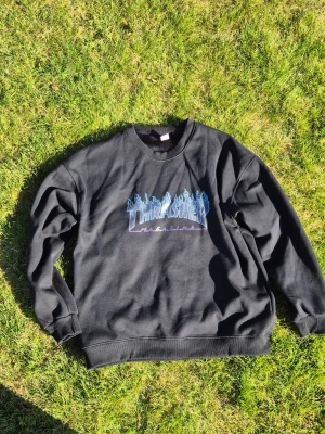 Thrasher sweater - Kolla lappen så fattar du. Mjuk, men antagligen ganska hög andel polyester
