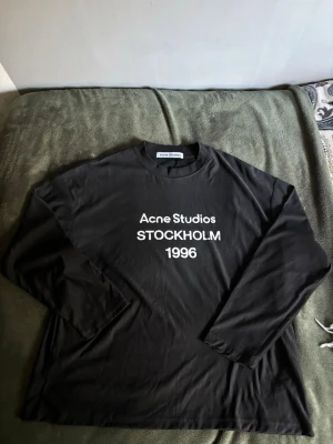 Svart långärmad Acne Studios // M - Acne studios Longsleeve // ✅ Storlek M // ✅ Helt Ny ( oanvänd ) // ✅  ” Pris kan diskuteras, hör av er vid minsta lilla fundering ” 🤝😊
