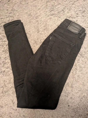 Svarta skinny jeans - Använda 3 gånger annars helt nya! Jätte sköna jeans i storlek 26 vilket motsvarar strl S enligt mig.😊