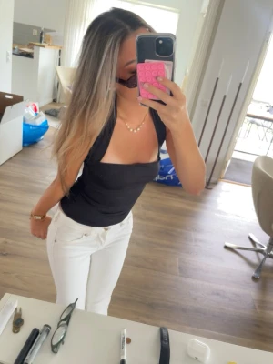 svart halterneck topp - Snygg svart halterneck topp från nelly perfekt till vardags eller fest✨💞 storlek:xxs i mycket bra skick 