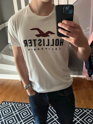 Hollister T-shirt - Säljer denna riktigt feta T-shirt från Hollister🔥. Tröjan är i väldigt bra skick och storleken är M. Hör av er vid övriga frågor!