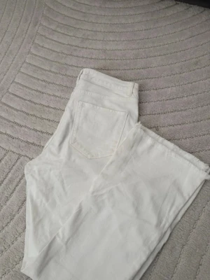 Vita jeans - Utsvängd/rak form på de. Stretchiga material så väldigt sköna