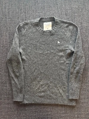 Abercrombie & fitch longlseeve ~ vintage  - Sjukt eftertraktad Abercrombie & Fitch longsleeve ~ vintage stickad modell | st M | färg grå | lite nopprig men fortfarande i bra skick | äldre modell som inte längre tillverkas och därför är svår att hitta | sällsynt 2000’s modell | OBS kan gå ner lite i pris vid snabb affär! 🏄