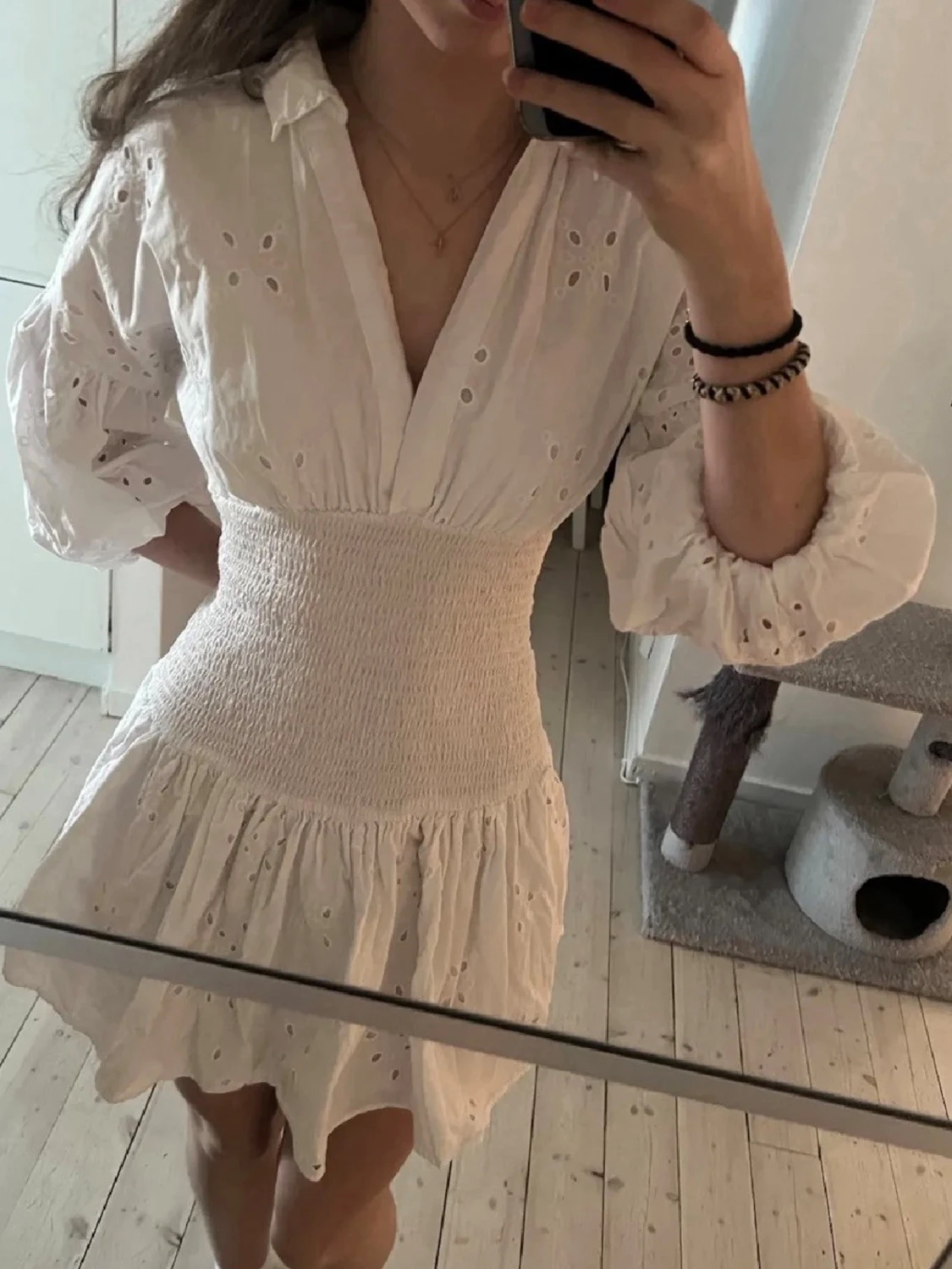 Vit kort klänning med broderade detaljer